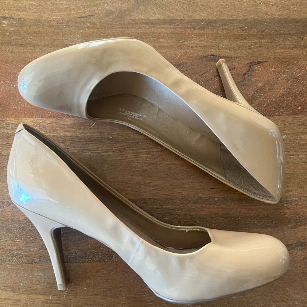 Mossimo Beige Nude Pumps 4" Heel Stiletto 9.5 Round Toe Faux Patent‎ Leather